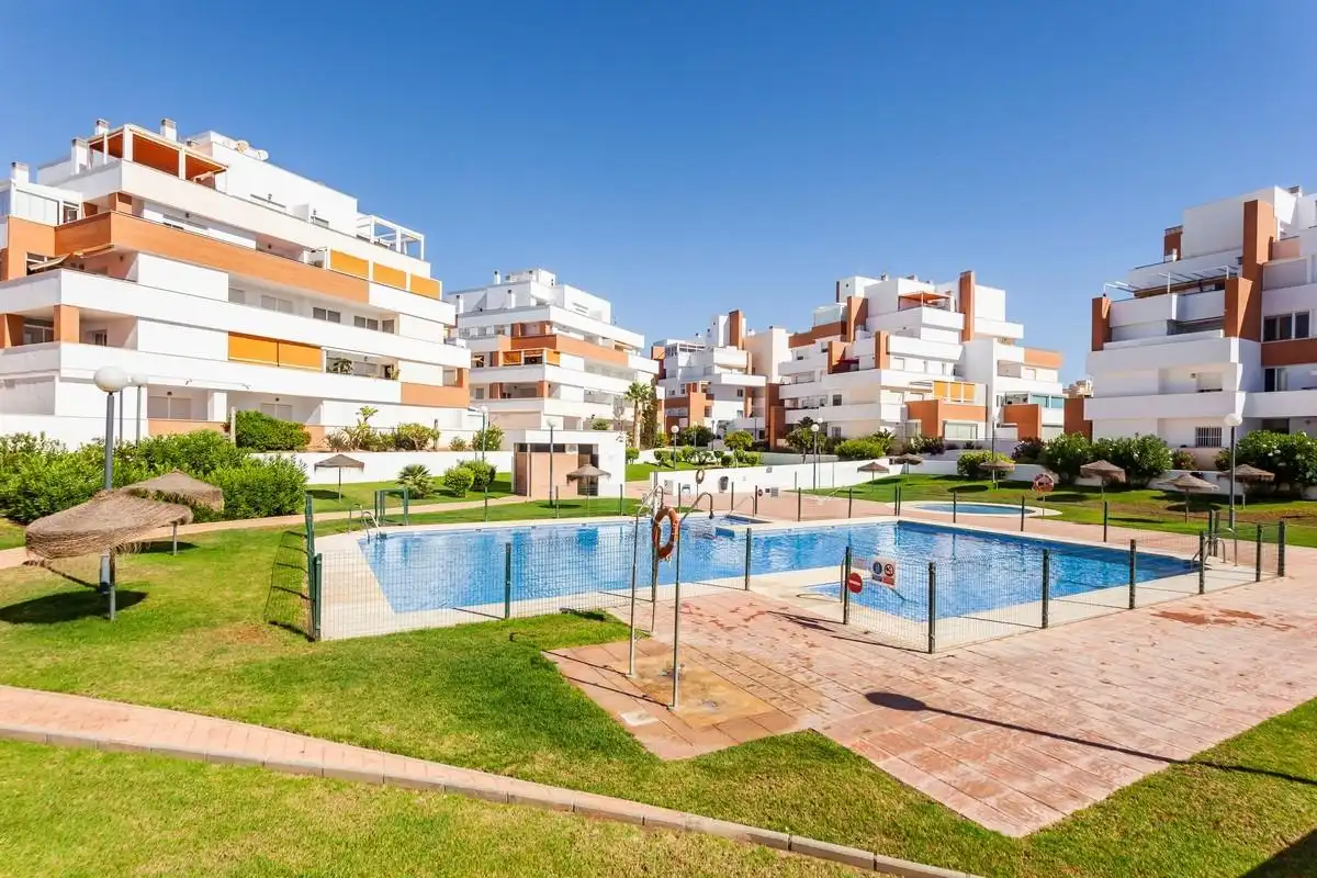Vista exterior de Àtic en venda en Roquetas de Mar amb Aire condicionat, Jardí privat i Terrassa