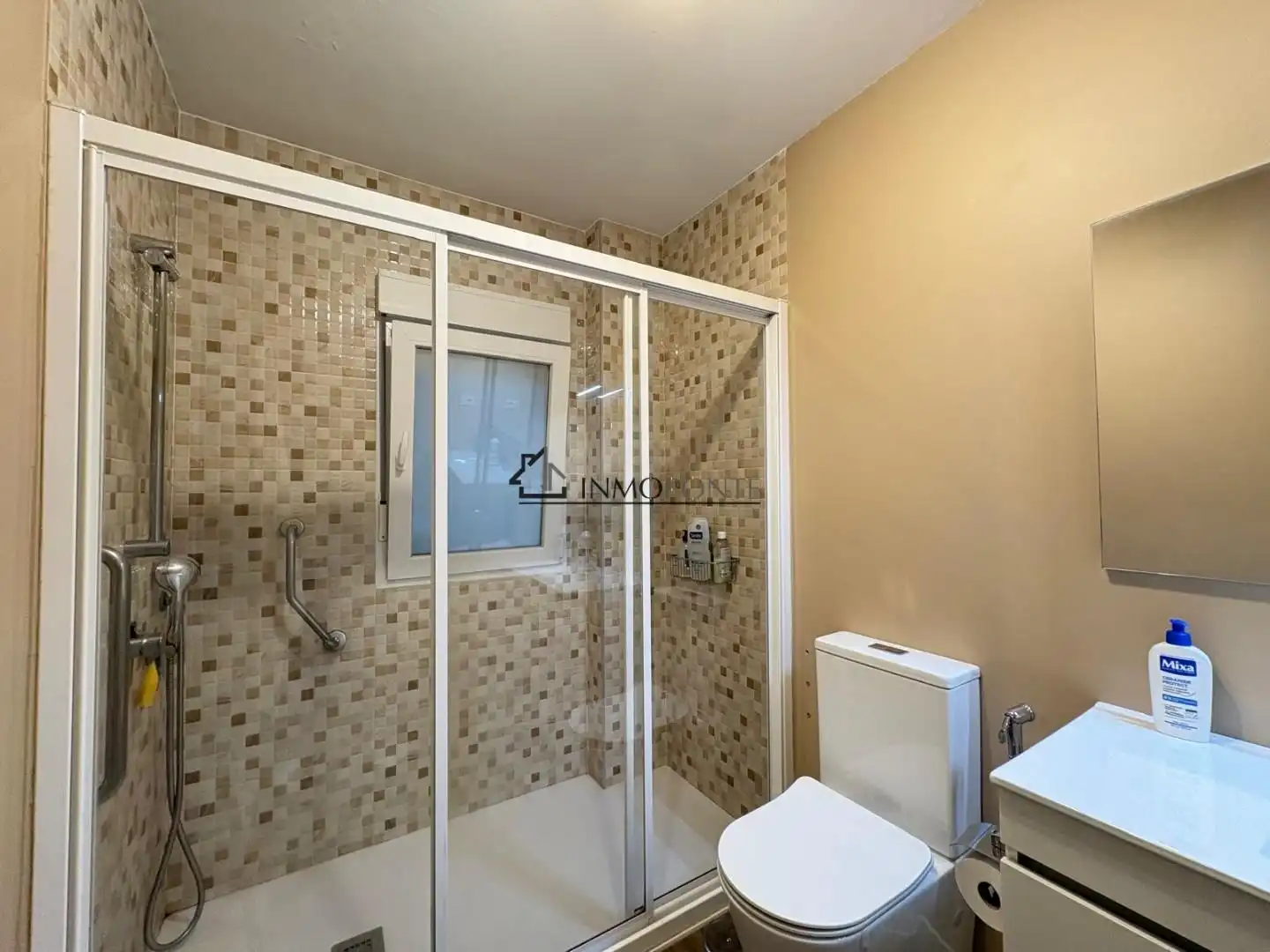 Bathroom of Flat for rent in Pontevedra Capital   with Heating, Terrace and Furnished