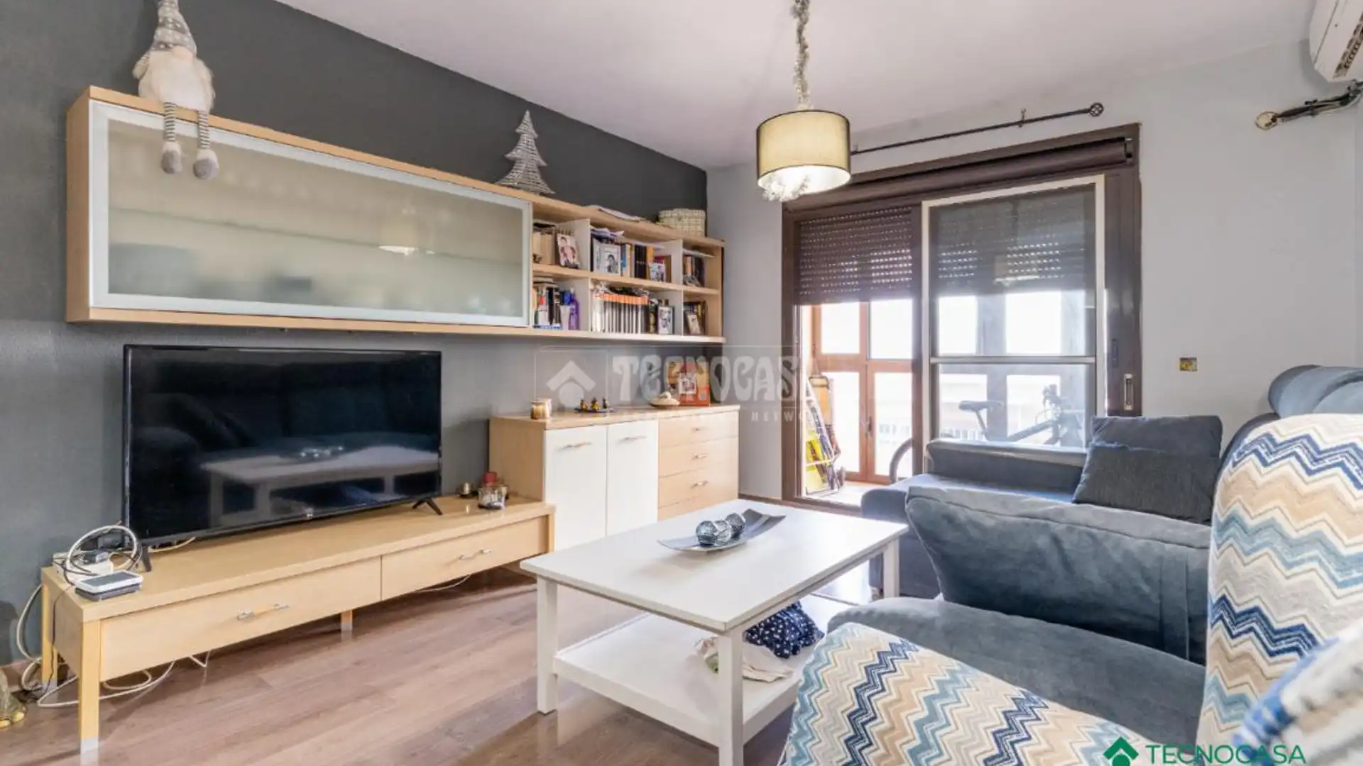 Sala d'estar de Pis en venda en Roquetas de Mar amb Aire condicionat i Parquet