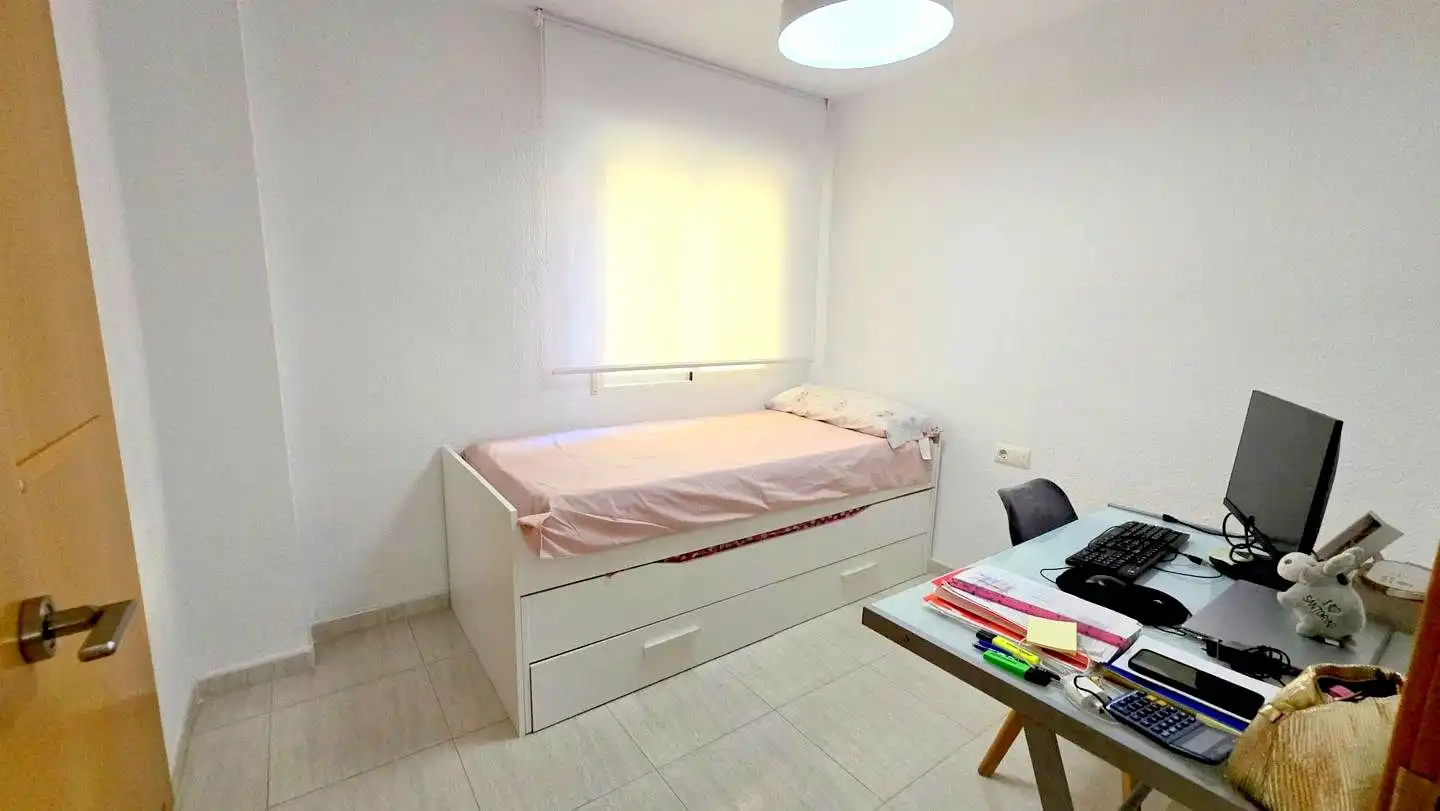 Habitación de Apartamento de alquiler en Gandia con Aire acondicionado, Terraza y Piscina comunitaria
