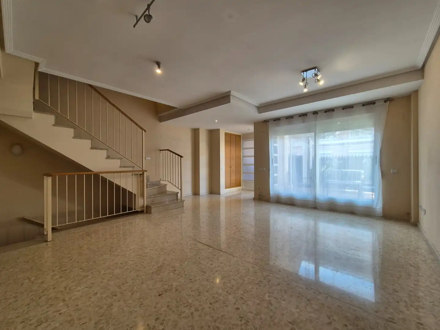 Sala d'estar de Casa adosada en venda en Moncada amb Aire condicionat, Calefacció i Terrassa