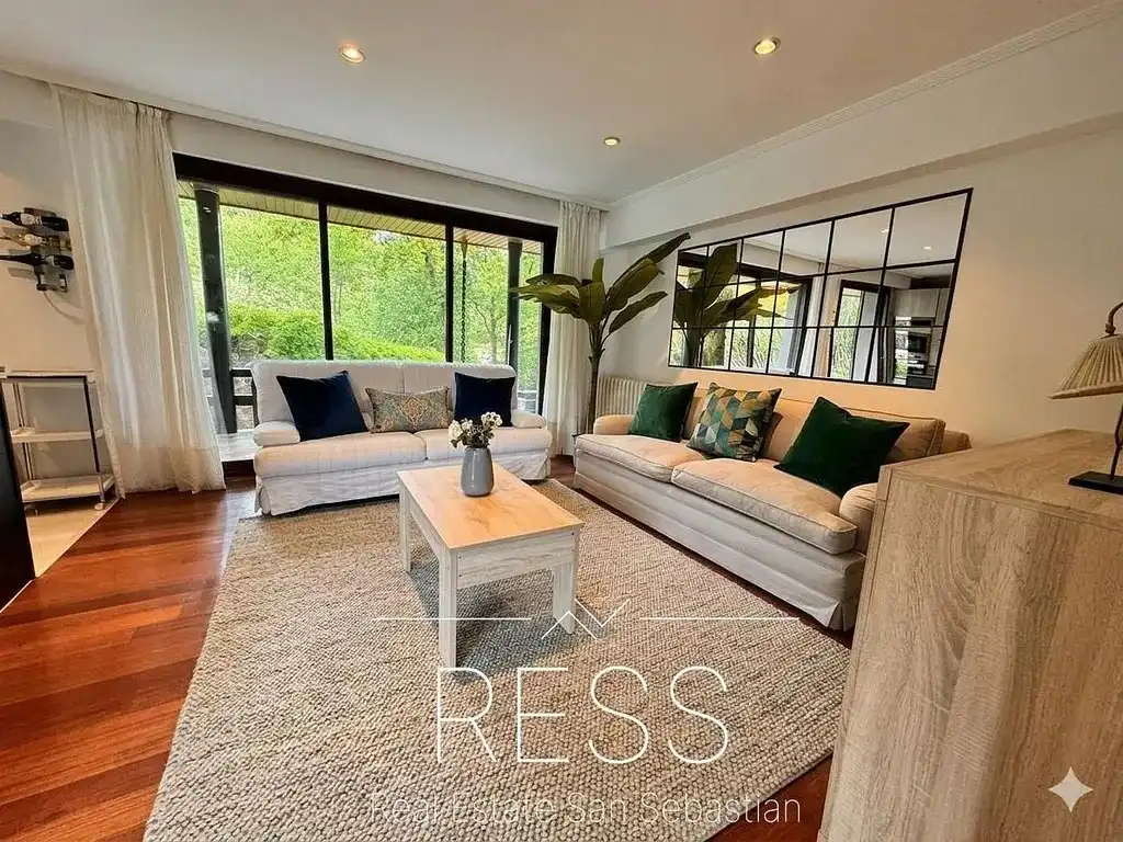 Sala d'estar de Casa o xalet en venda en Hondarribia amb Aire condicionat, Jardí privat i Terrassa