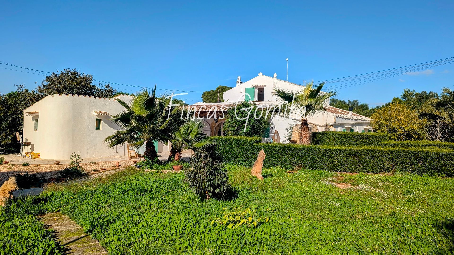 Vista exterior de Finca rústica en venda en Sant Lluís amb Jardí privat