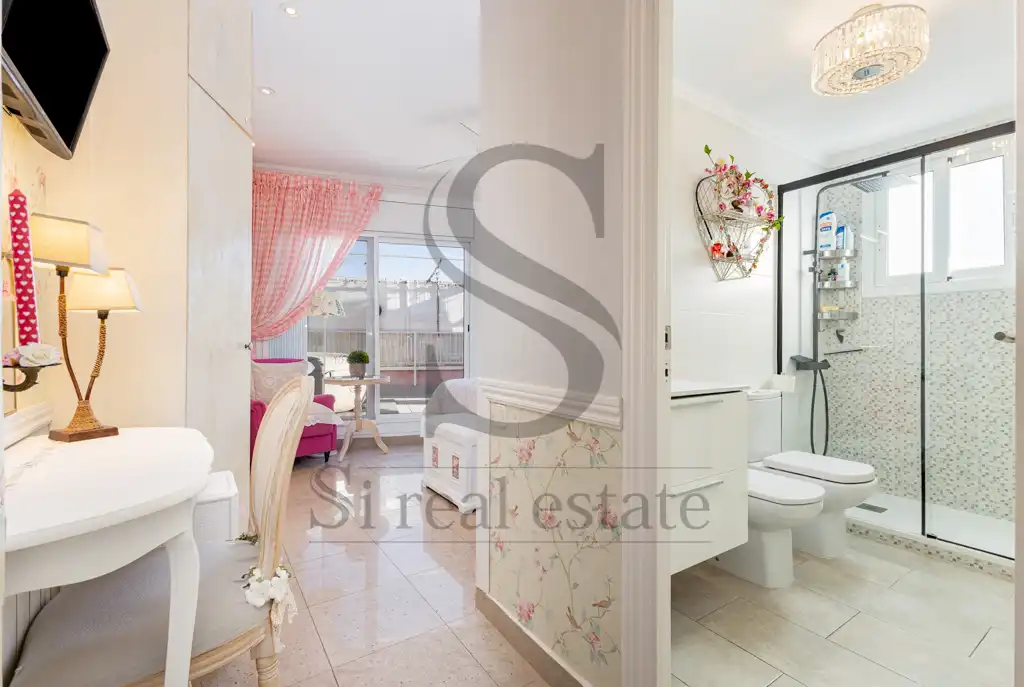 Badezimmer von Dachboden zum Verkauf in Barcelona mit Heizung, Terrasse und Abstellraum