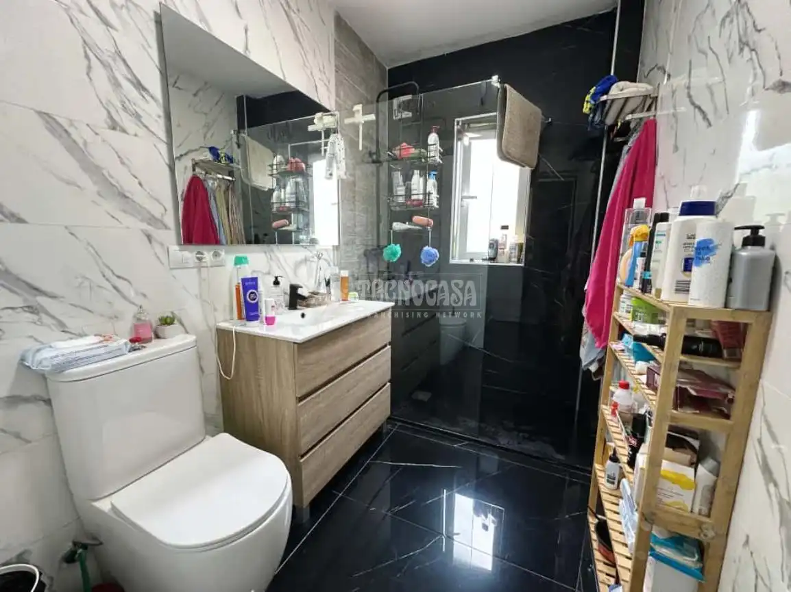 Baño de Piso en venta en Torrox con Terraza y Balcón
