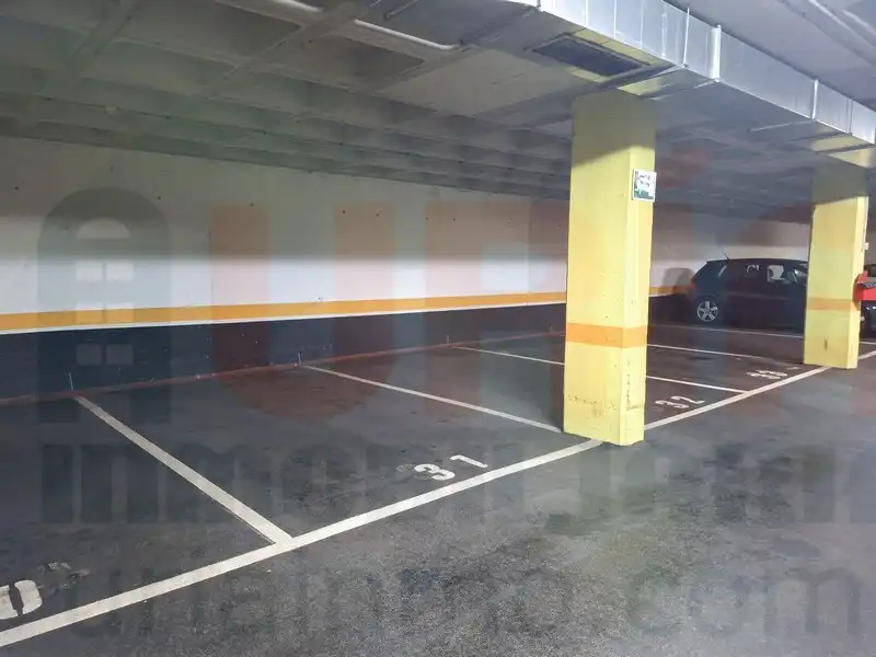 Aparcament de Pis en venda en Oviedo  amb Calefacció, Terrassa i Traster
