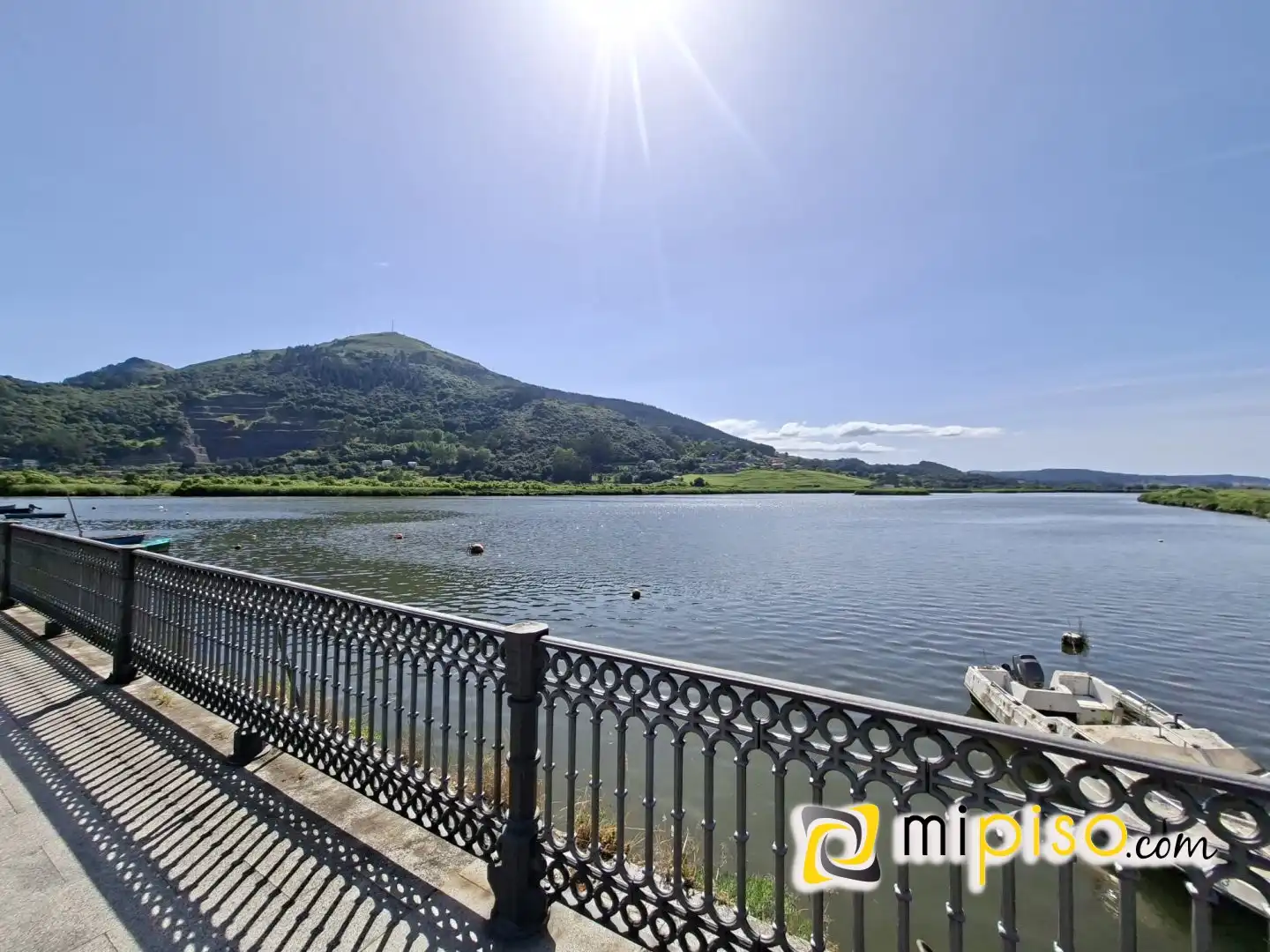 Vista exterior de Pis en venda en Limpias amb Calefacció, Terrassa i Piscina