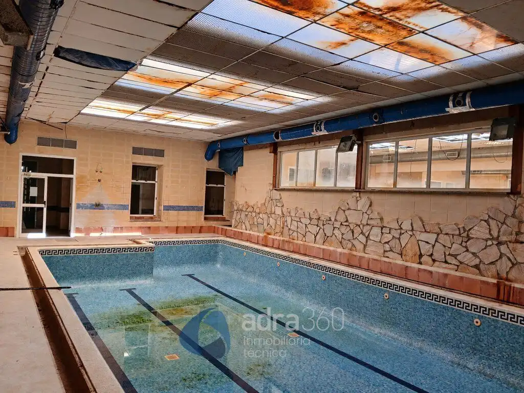 Piscina de Local de lloguer en  Logroño