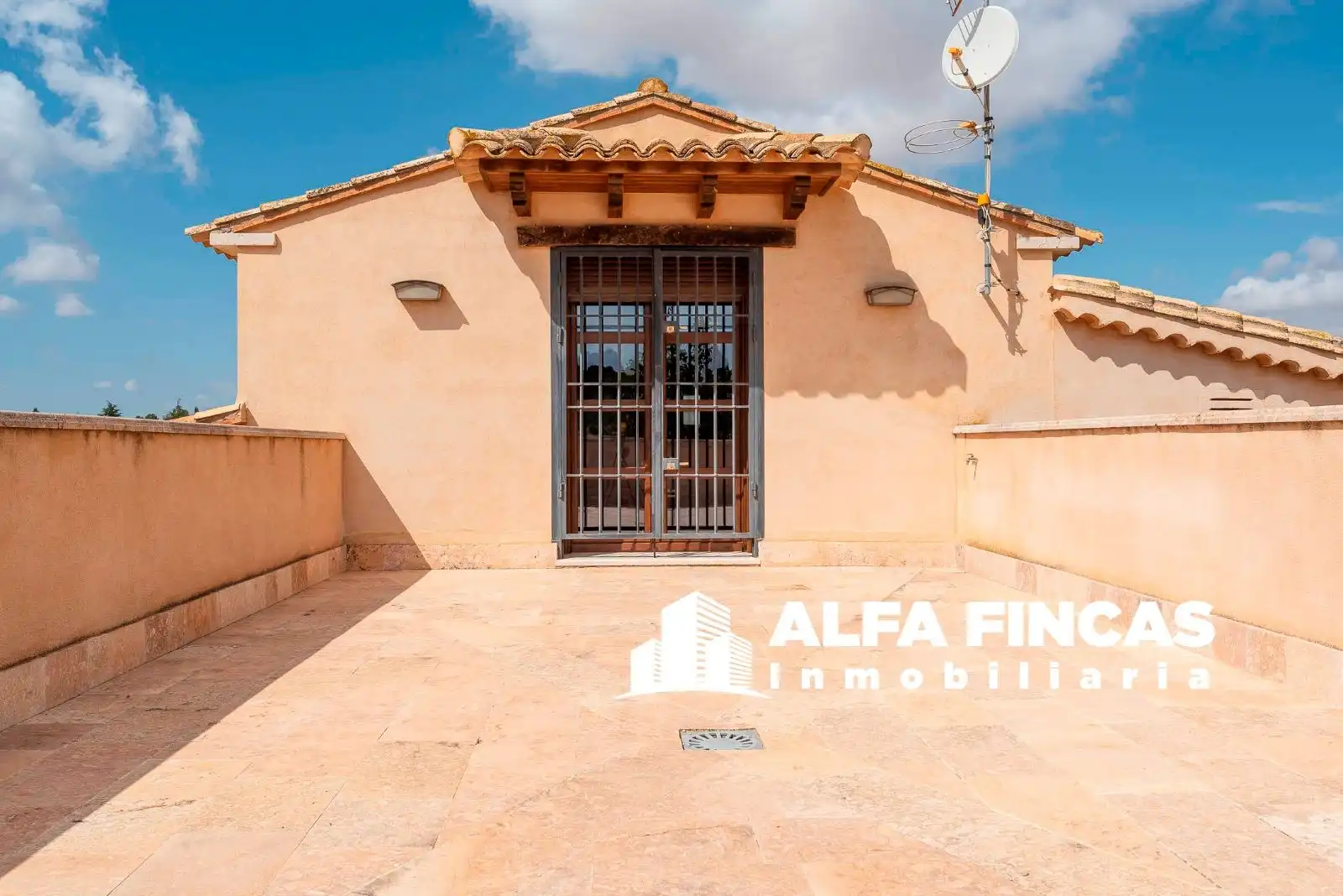 Vista exterior de Casa o chalet en venta en Vara de Rey con Calefacción, Terraza y Piscina
