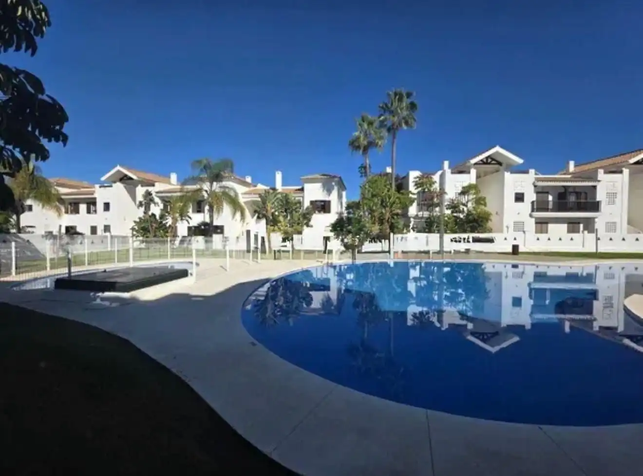 Vista exterior de Casa o xalet en venda en La Alcaidesa amb Terrassa i Traster