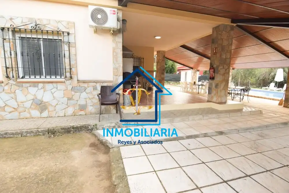 Vista exterior de Casa o xalet en venda en Córdoba amb Aire condicionat, Terrassa i Piscina