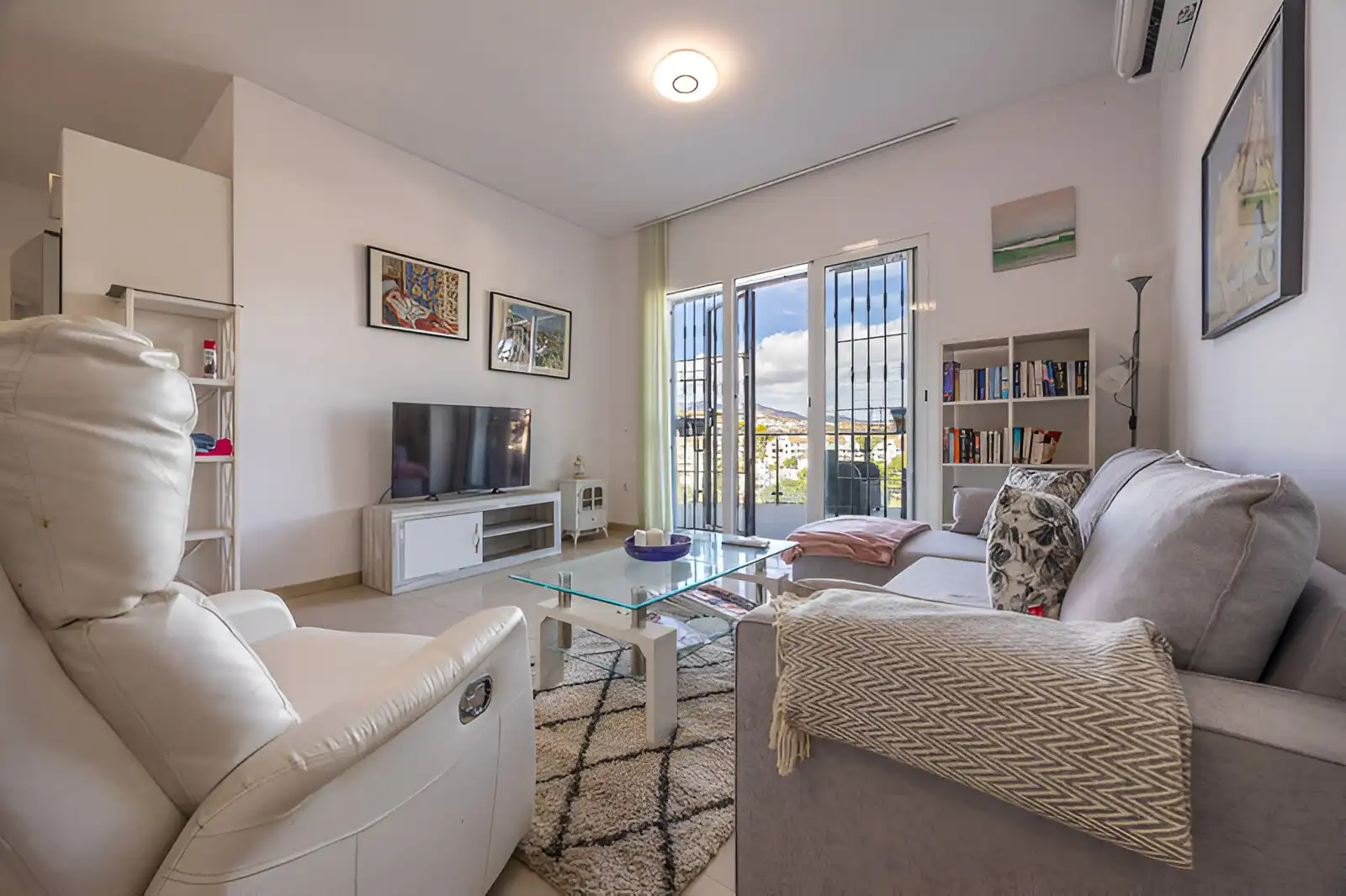 Wohnzimmer von Erdgeschoss zum Verkauf in Mijas mit Klimaanlage, Terrasse und Schwimmbad