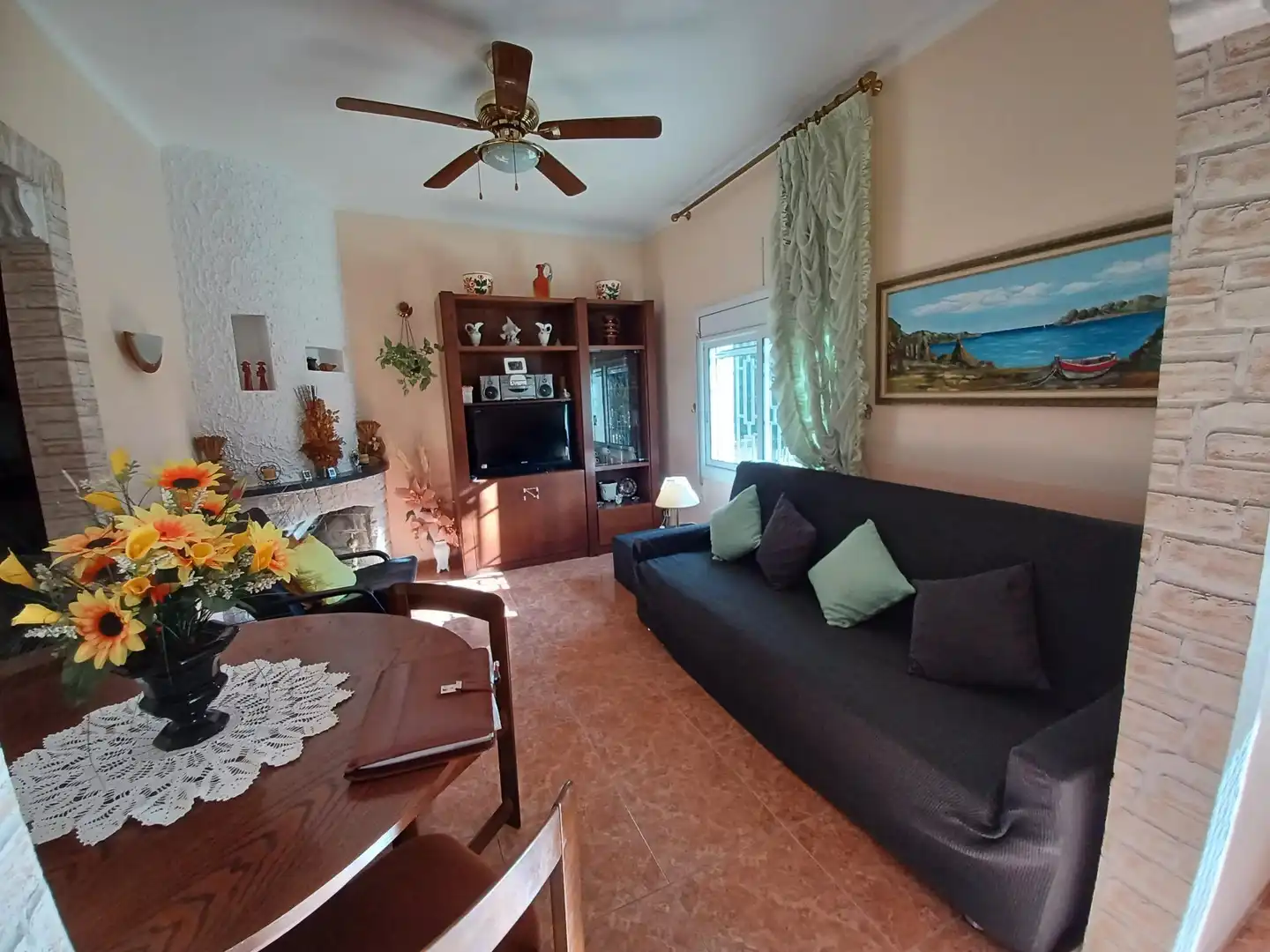 Sala d'estar de Casa o xalet en venda en Cubelles amb Jardí privat