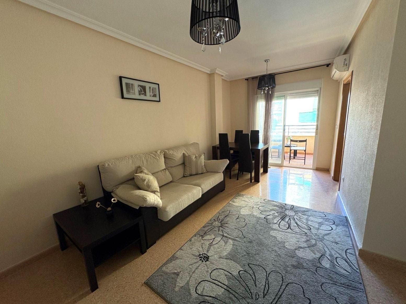 Sala d'estar de Apartament en venda en Torrevieja amb Aire condicionat, Terrassa i Moblat