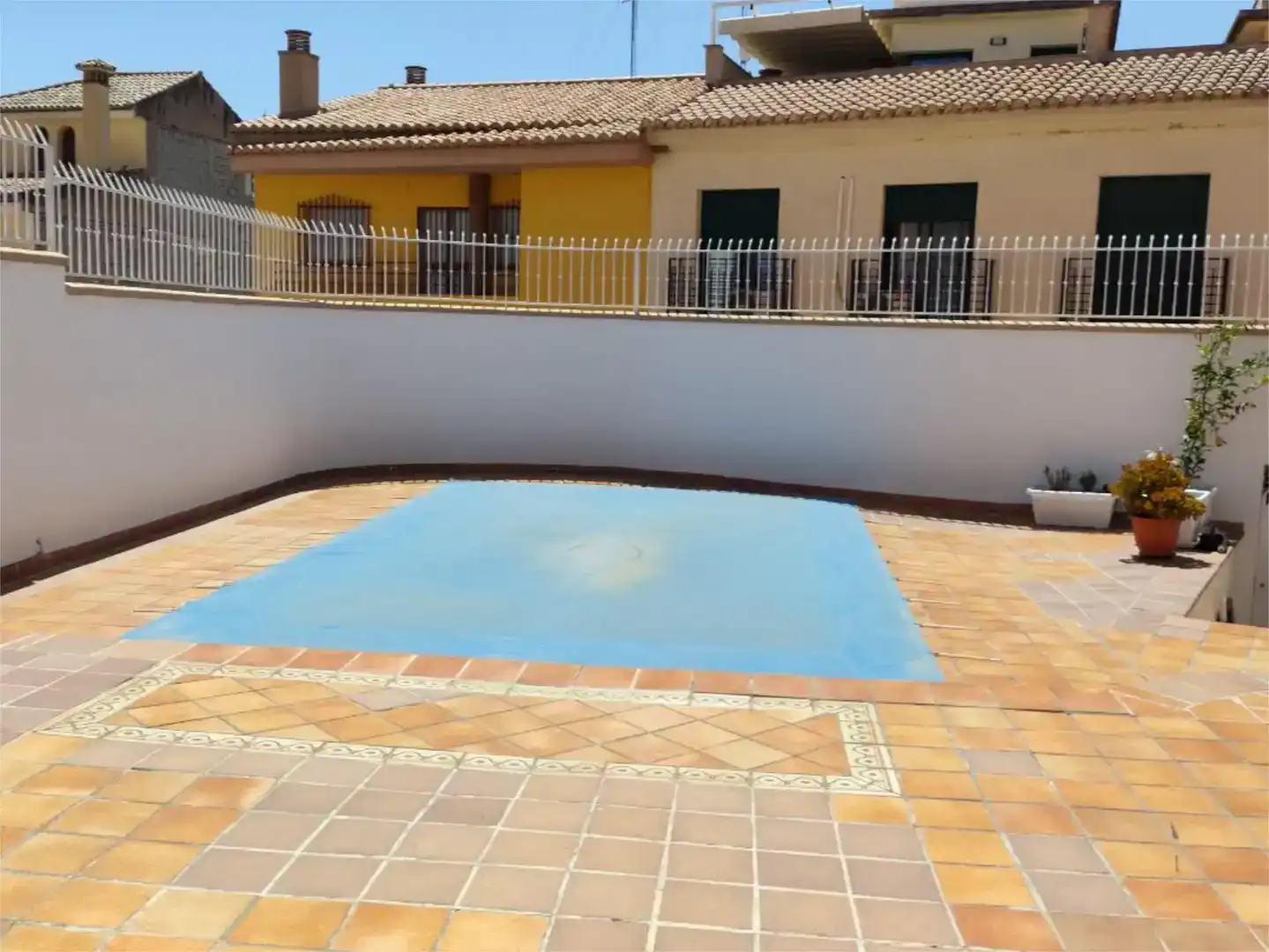 Swimming pool of Houses for share in Jun, Granada