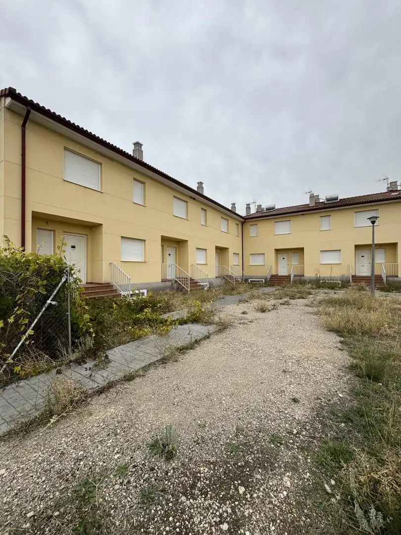 Vista exterior de Casa adosada en venda en Albalate de Zorita amb Calefacció, Jardí privat i Internet