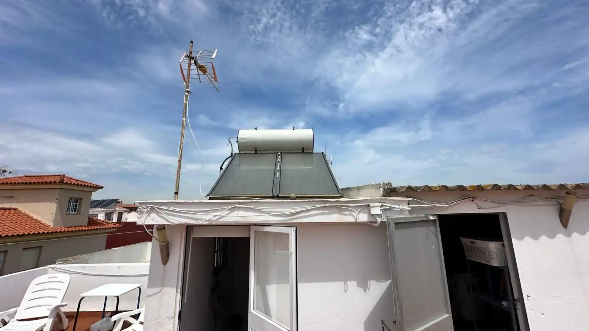 Vista exterior de Casa o xalet en venda en La Línea de la Concepción amb Aire condicionat, Jardí privat i Traster