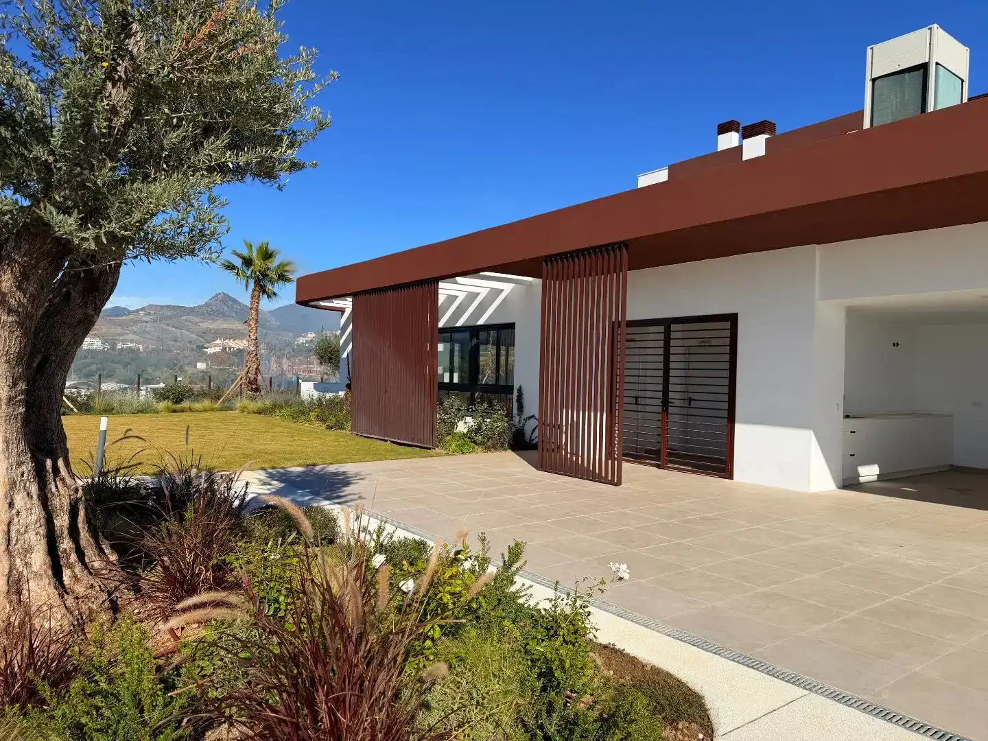 Vista exterior de Pis en venda en Benahavís amb Aire condicionat i Piscina