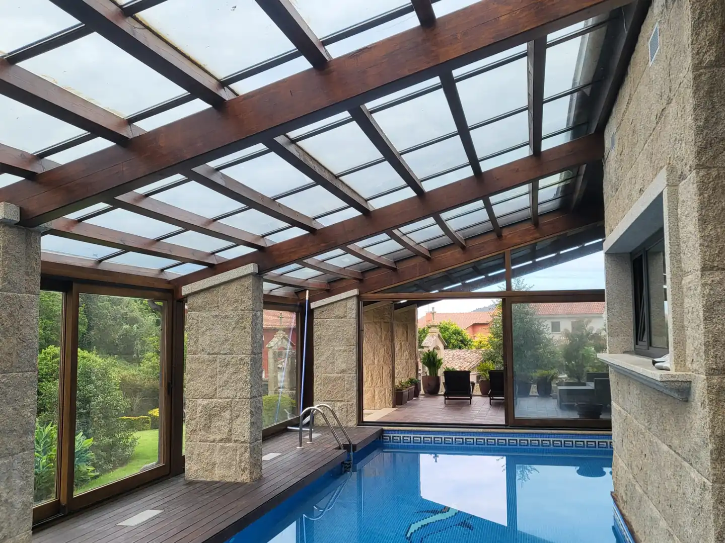Piscina de Casa o xalet en venda en Nigrán amb Aire condicionat, Calefacció i Jardí privat