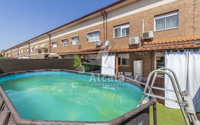 Piscina de Casa adosada en venda en Alovera amb Aire condicionat