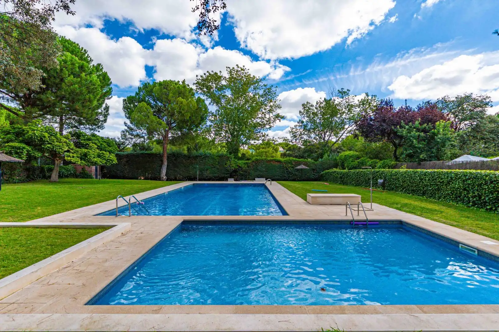 Schwimmbecken von Einfamilien-Reihenhaus zur Miete in Boadilla del Monte mit Klimaanlage, Heizung und Privatgarten