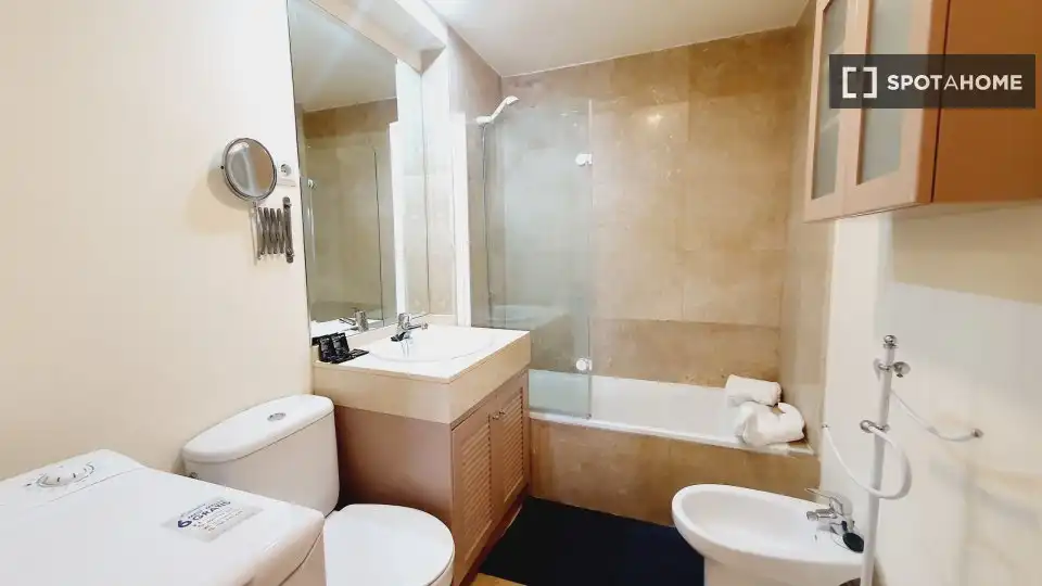 Baño de Piso de alquiler en Madrid con Aire acondicionado, Calefacción y Amueblado