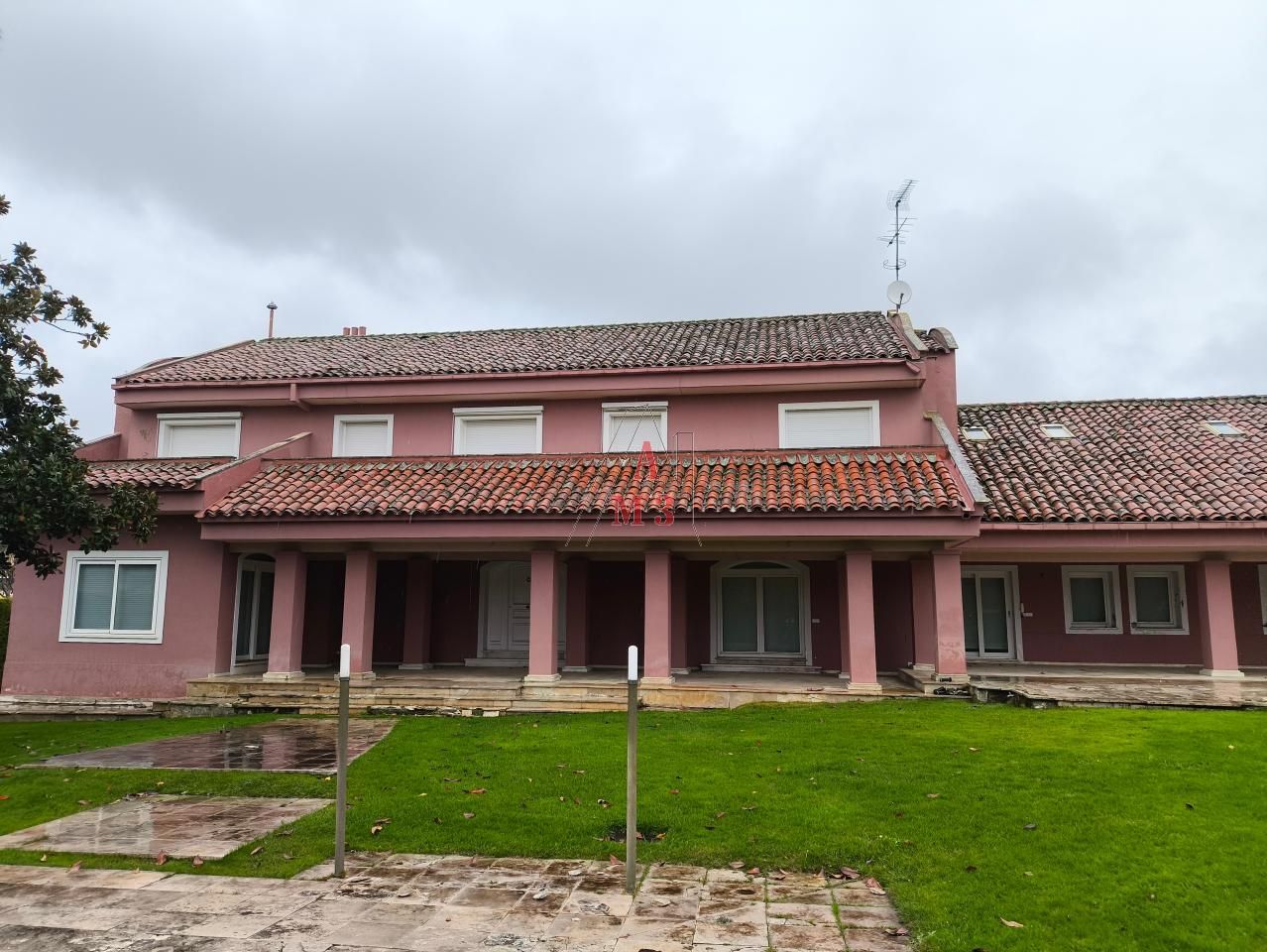 Vista exterior de Casa o xalet en venda en León Capital  amb Calefacció, Jardí privat i Terrassa