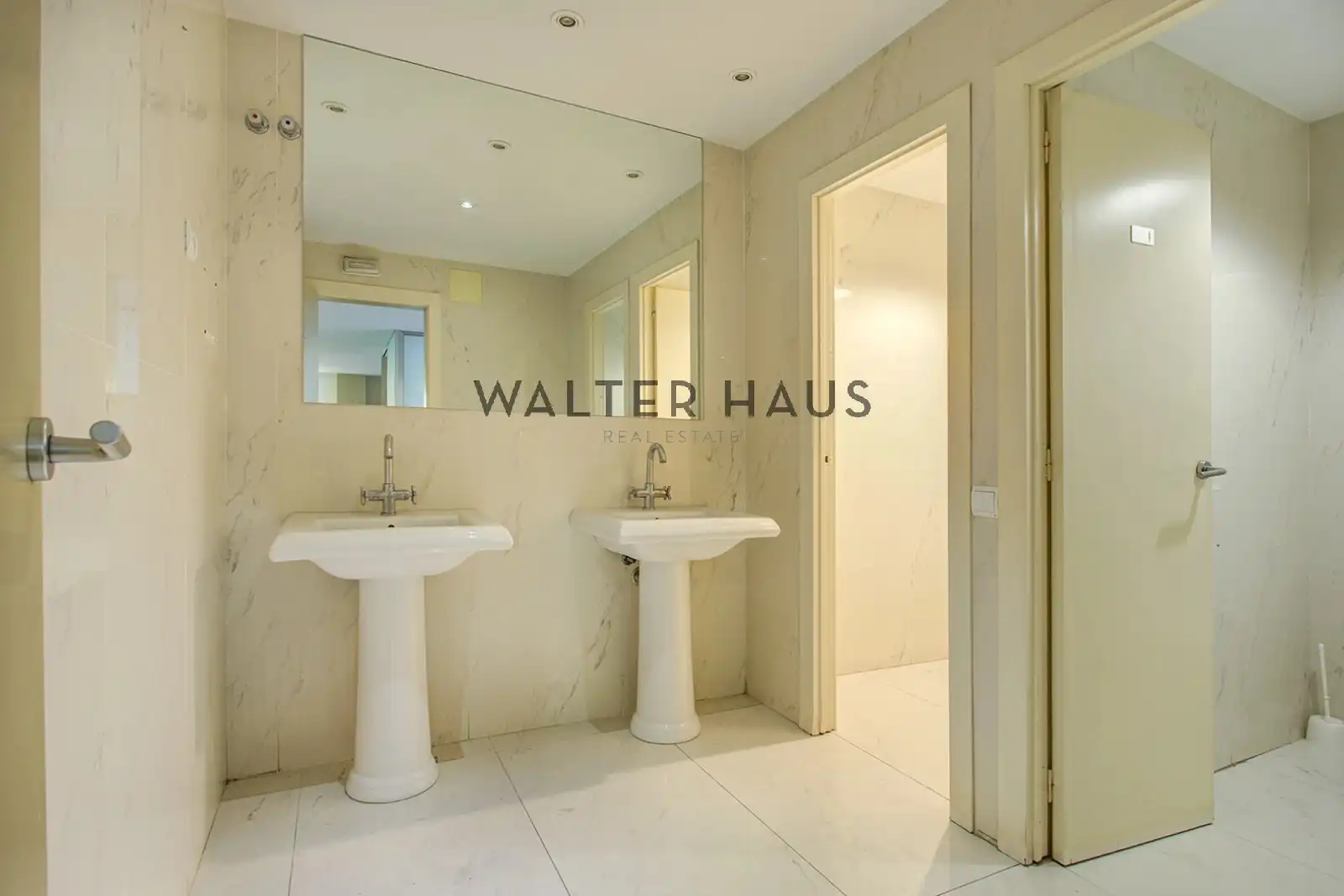 Bathroom of Office for sale in Barcelona  with Air Conditioner