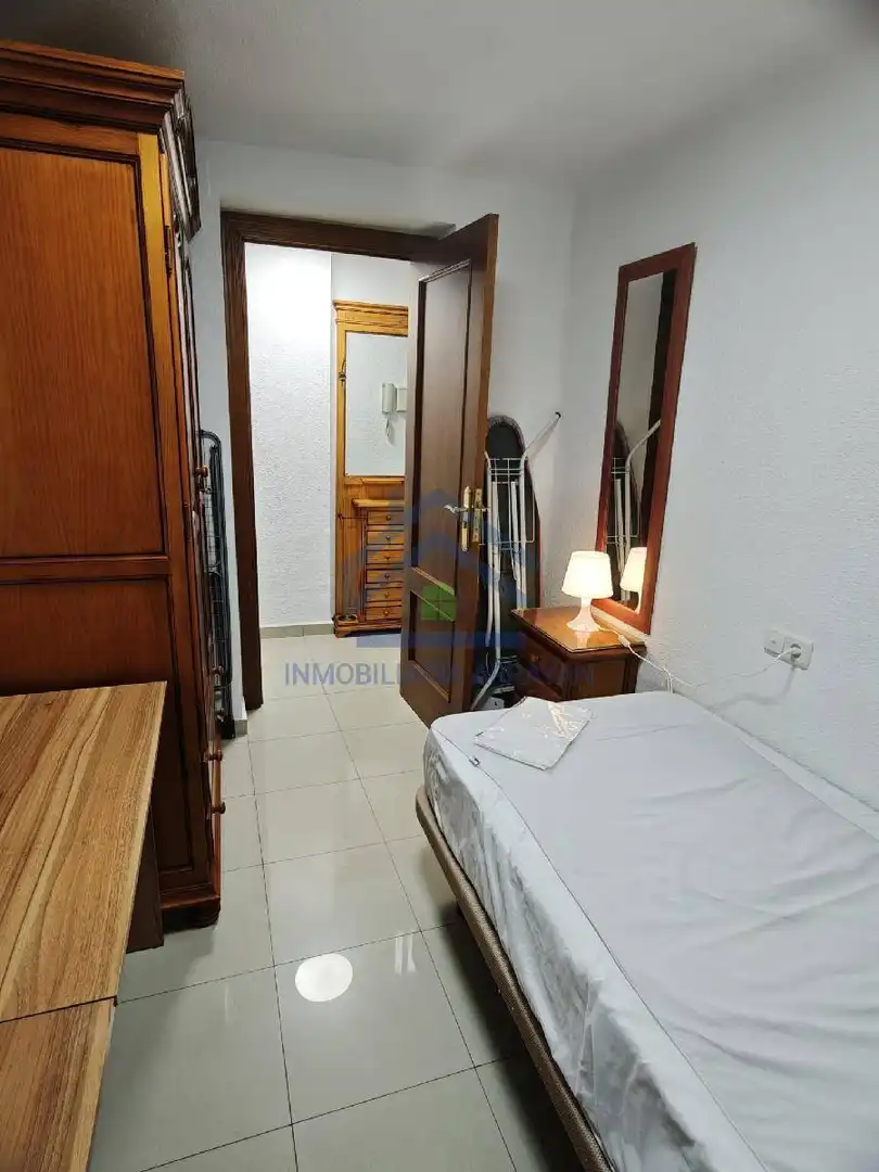 Habitación de Piso de alquiler en Granada con Aire acondicionado y Amueblado