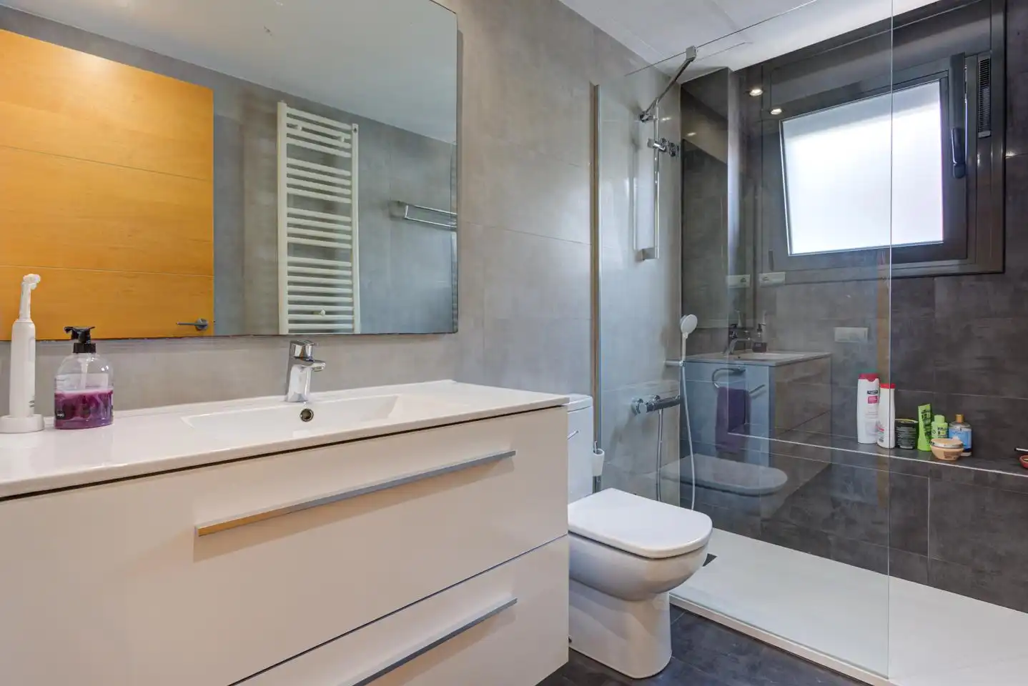 Badezimmer von Haus oder Chalet zum Verkauf in Castelldefels mit Klimaanlage, Heizung und Privatgarten