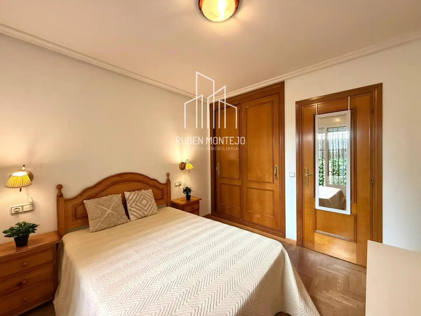 Dormitori de Apartament de lloguer en Salamanca amb Calefacció, Terrassa i Moblat