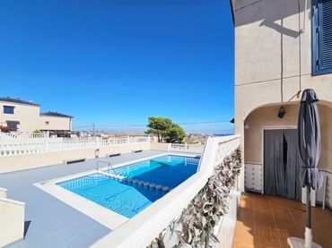 Bungalow with pool for sale in Gran Alacant