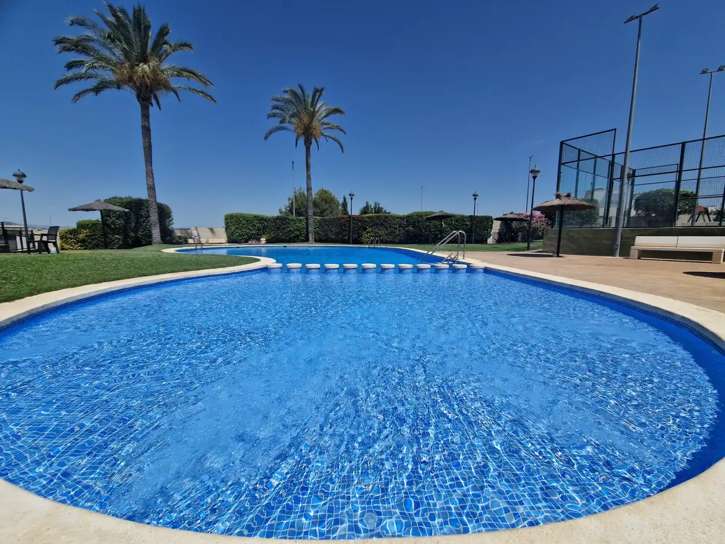 Schwimmbecken von Einfamilien-Reihenhaus zum Verkauf in La Pobla de Vallbona mit Klimaanlage, Heizung und Privatgarten