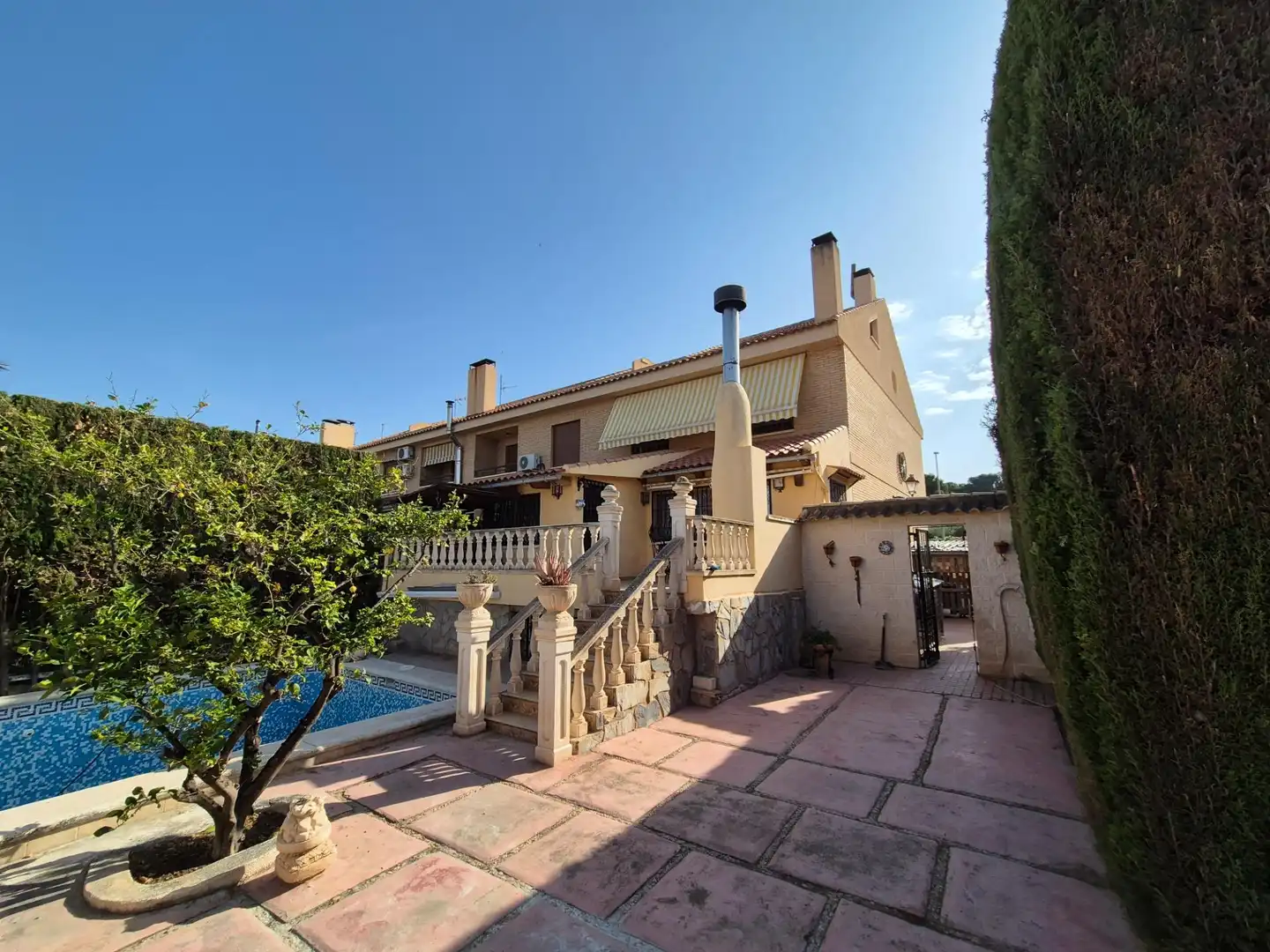 Vista exterior de Casa o xalet en venda en Petrer amb Calefacció, Jardí privat i Terrassa