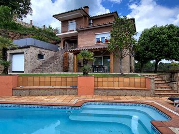 Casa amb balcó en venda a Olost