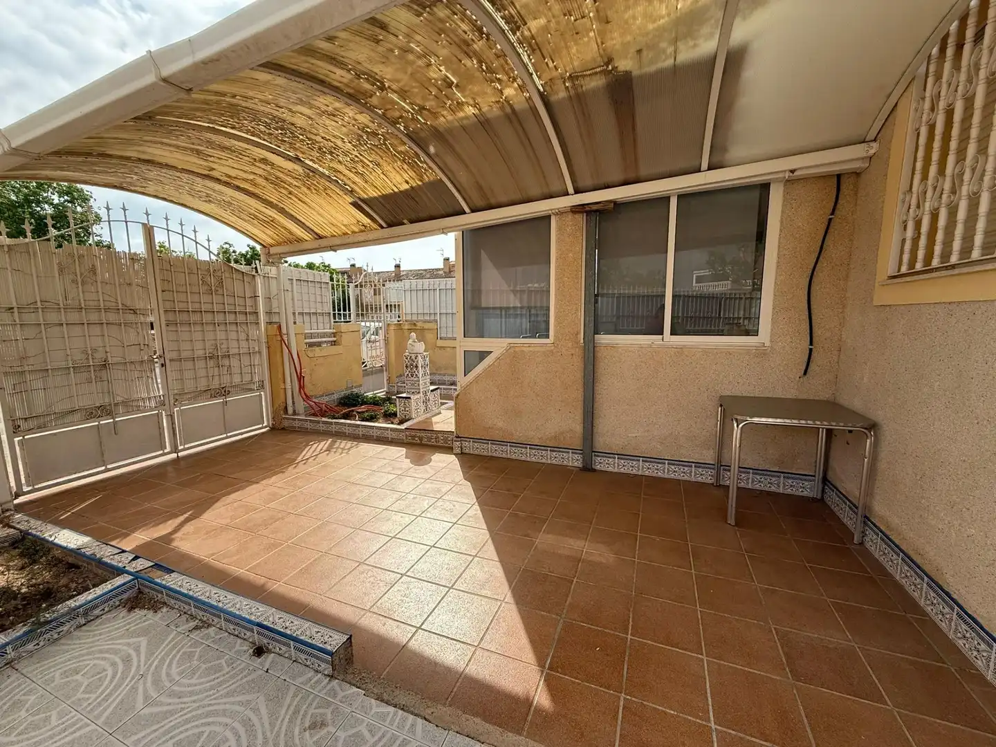 Terrasse von Einfamilien-Reihenhaus zum Verkauf in Los Alcázares mit Privatgarten, Terrasse und Abstellraum