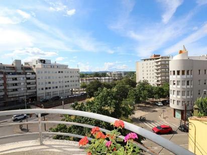 Exterior view of Flat for sale in Girona Capital  with Terrace and Balcony