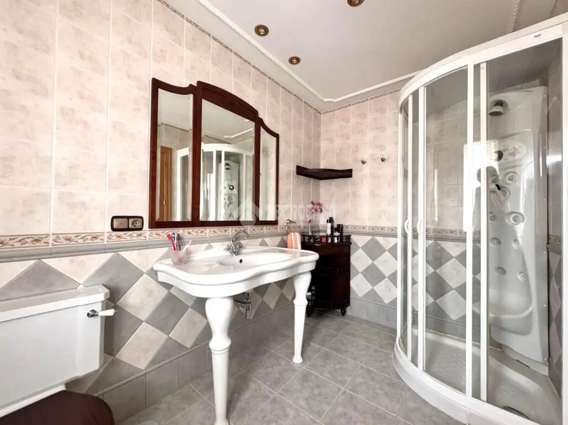 Bathroom of Houses for sale in Valladolid  with Air Conditioner, Parquet flooring and Furnished