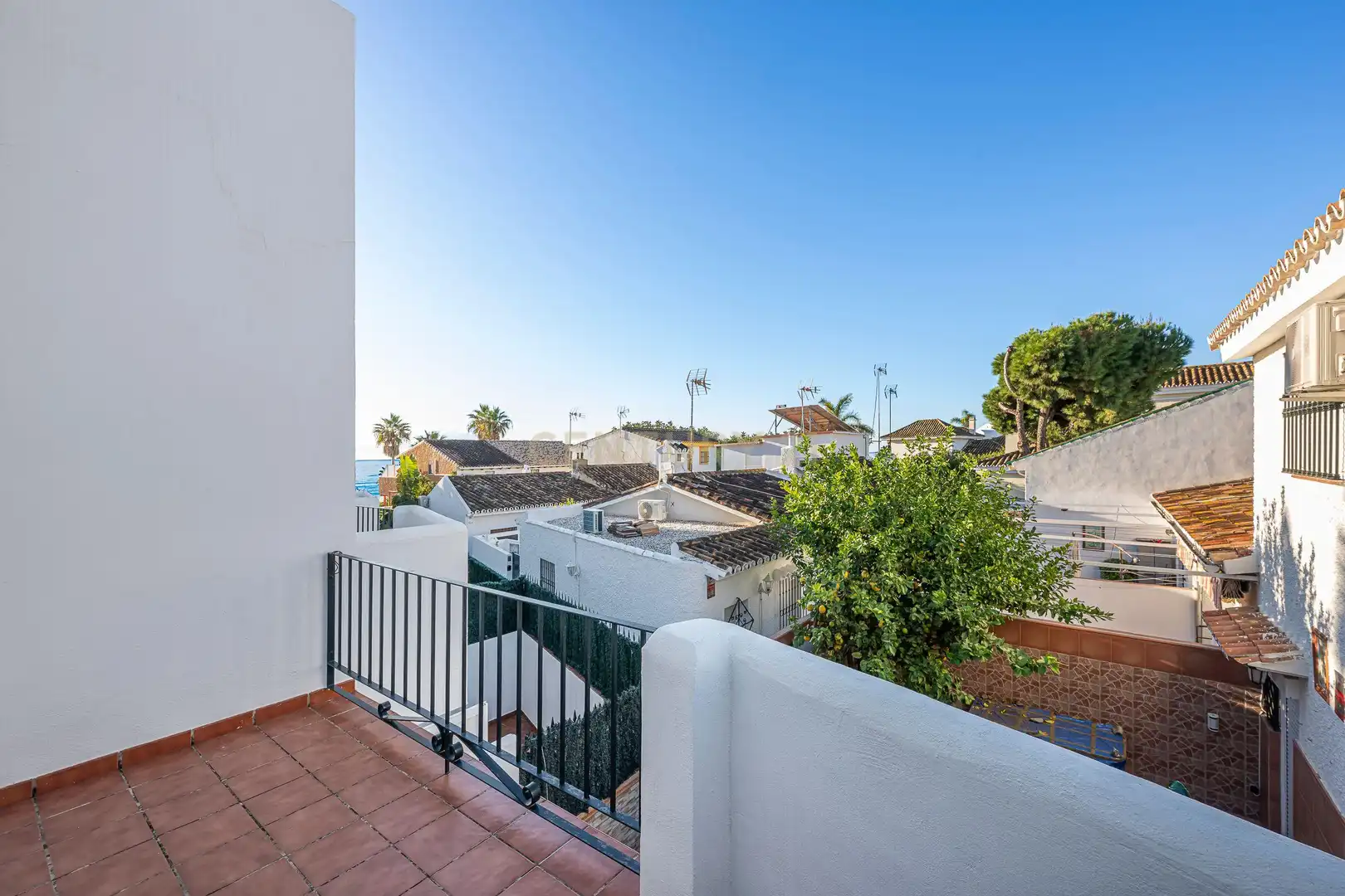 Vista exterior de Casa adosada en venta en Estepona con Aire acondicionado, Trastero y Piscina comunitaria