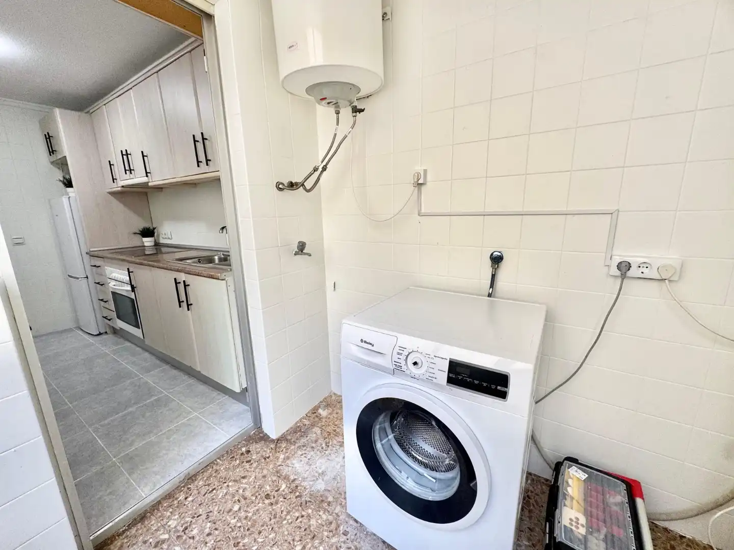 Cuina de Apartament de lloguer en Torrevieja amb Aire condicionat, Moblat i Rentadora