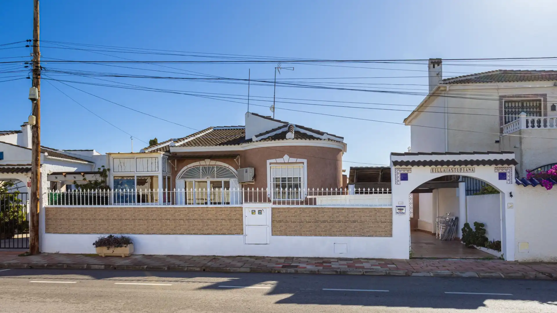 Vista exterior de Casa o xalet en venda en Torrevieja amb Aire condicionat, Jardí privat i Terrassa