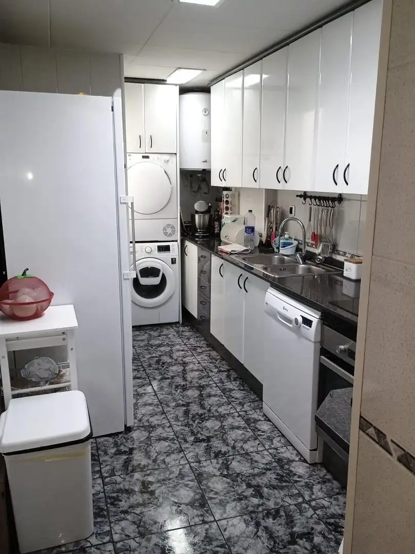 Küche von Wohnung zum Verkauf in Vilanova i la Geltrú mit Klimaanlage, Terrasse und Möbliert