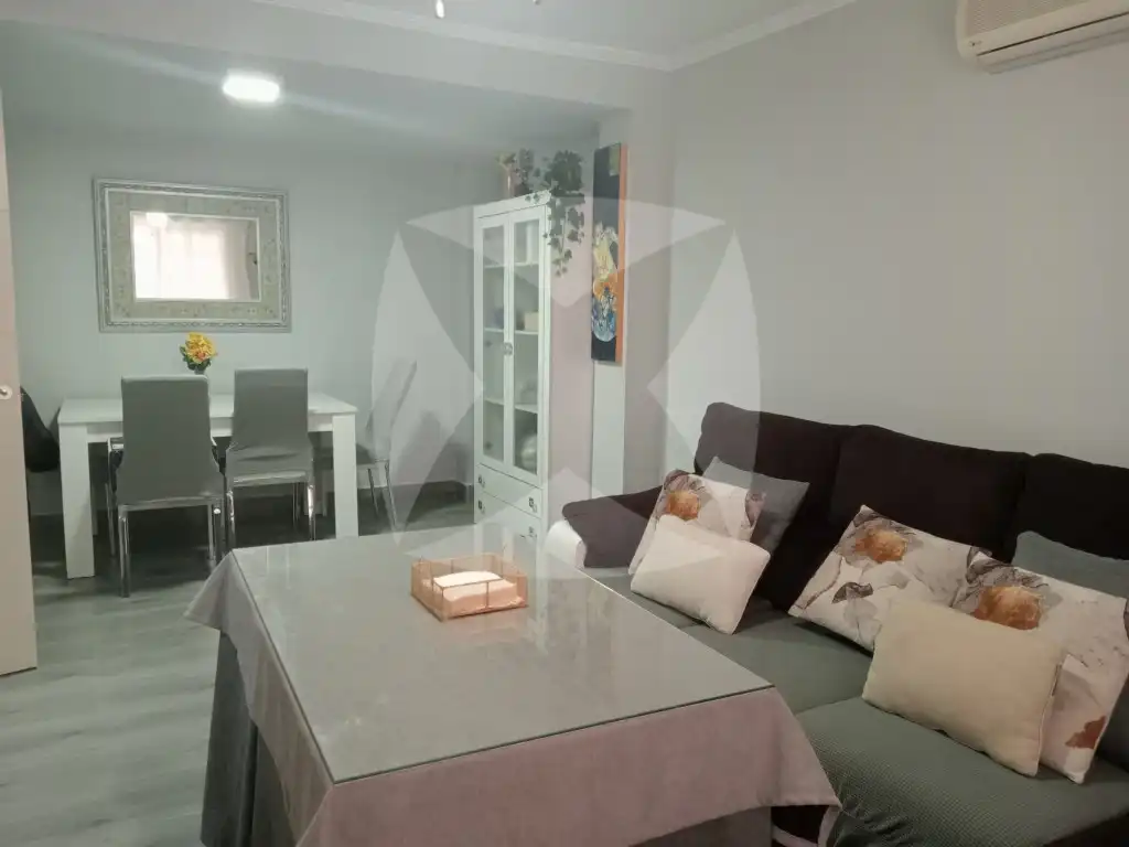 Sala d'estar de Casa adosada en venda en Cáceres amb Terrassa