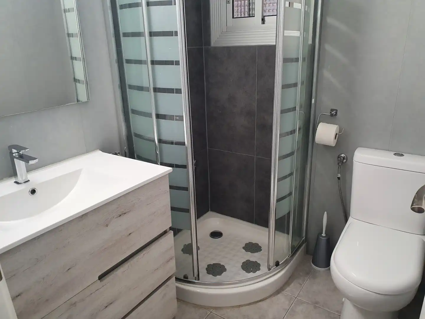 Badezimmer von Dachboden zum Verkauf in Ripollet mit Parkett, Terrasse und Möbliert