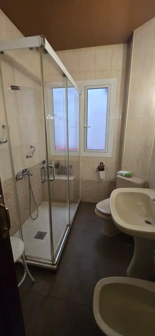 Bathroom of Flat for sale in Sevilla  with Air Conditioner, Terrace and Storage room
