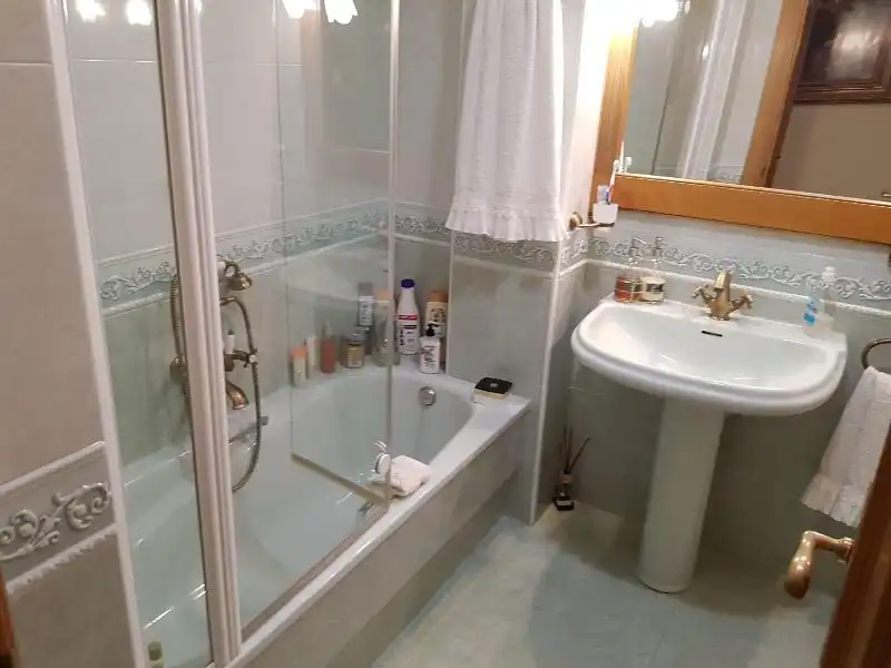 Badezimmer von Maisonette zum Verkauf in Plasencia mit Klimaanlage, Heizung und Privatgarten