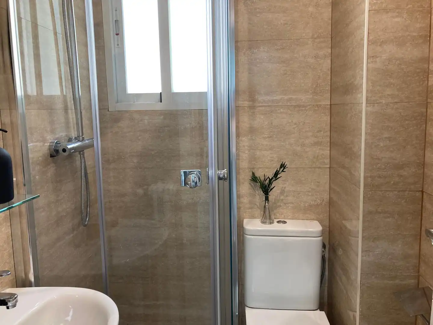 Bany de Apartament de lloguer en Madrid amb Aire condicionat, Calefacció i Moblat