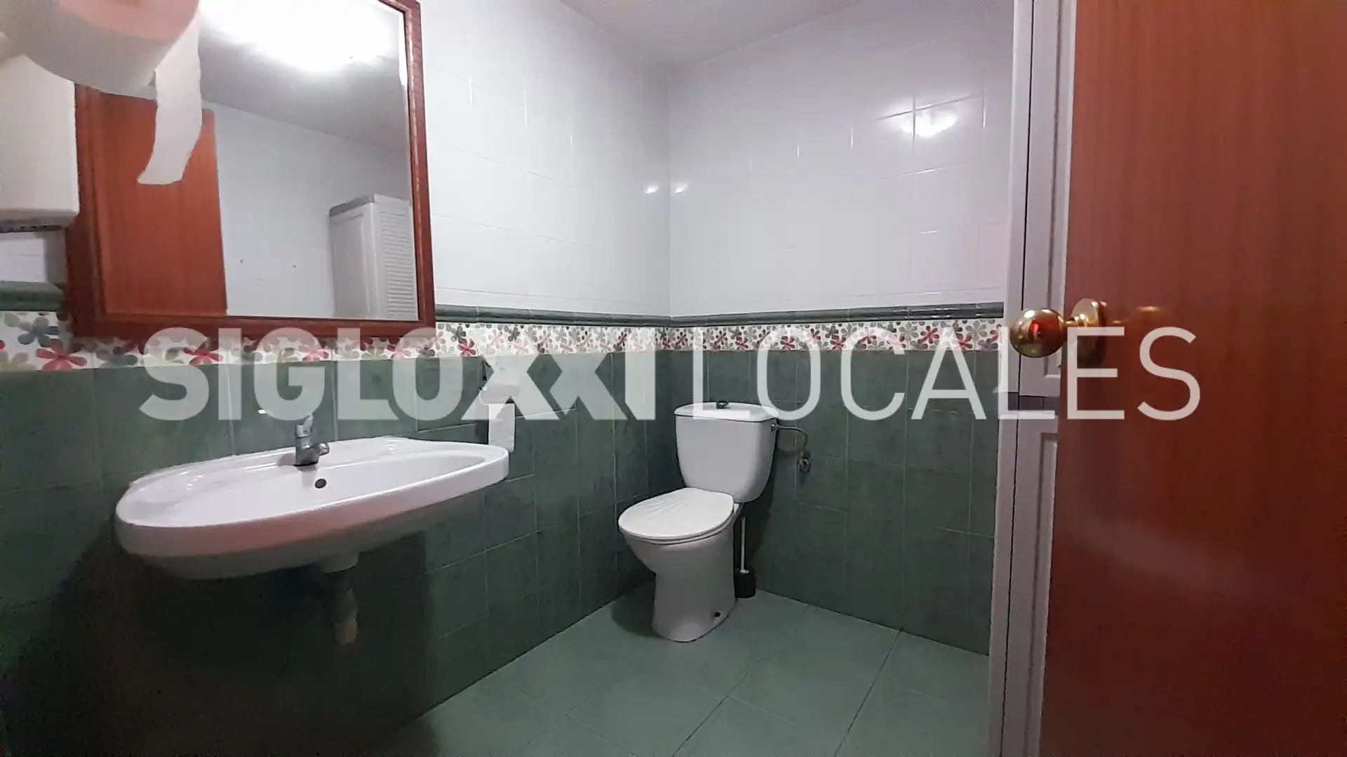 Baño de Local en traspaso en Barcelona con Aire acondicionado