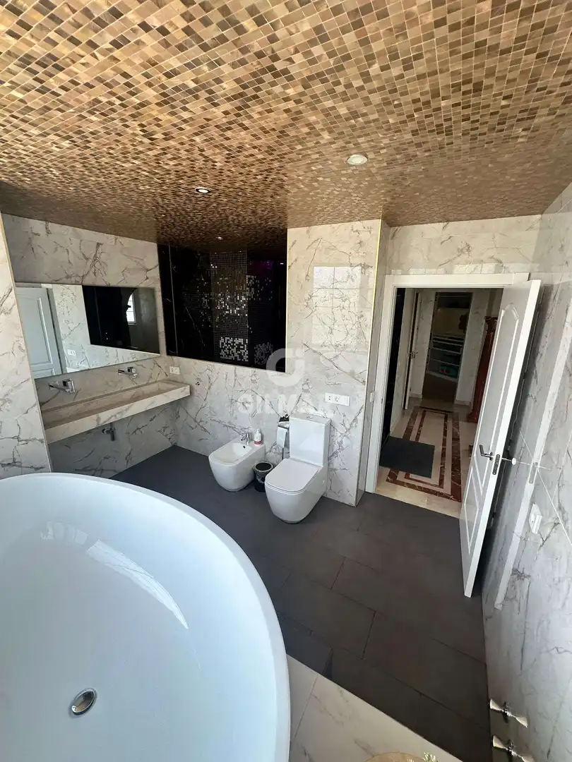 Bany de Casa o xalet en venda en Estepona amb Jardí privat i Piscina