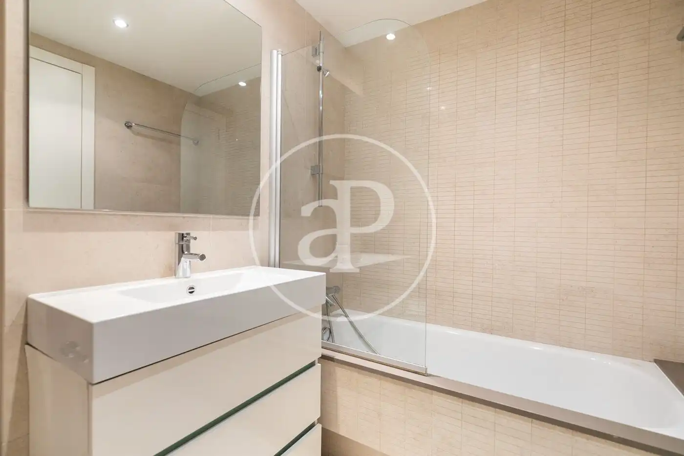 Bathroom of Flat for sale in Barcelona  with Air Conditioner, Heating and Terrace